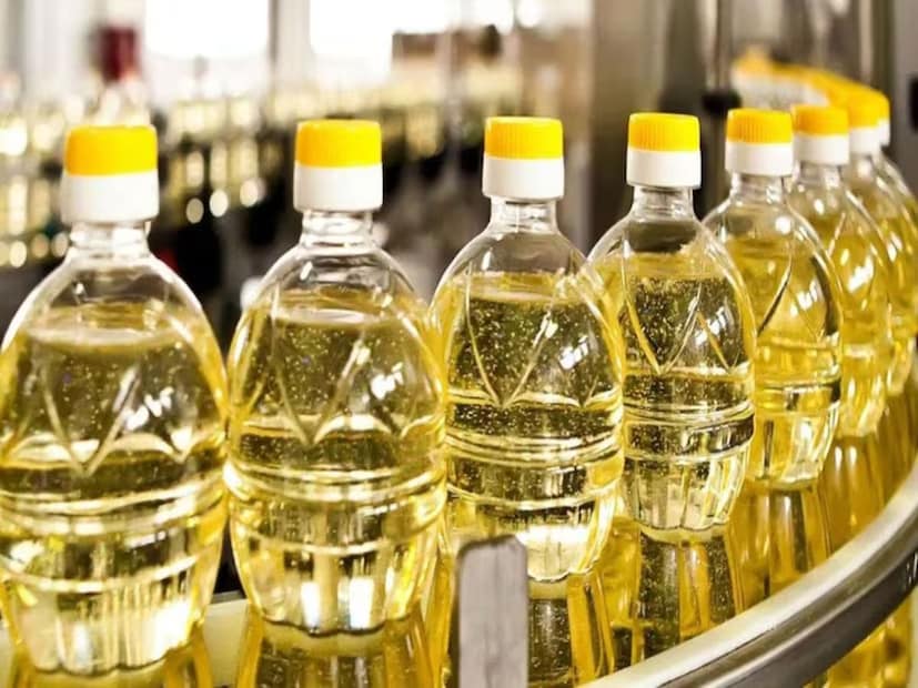 সর্ষের তেল, তিলের তেল এবং বাদাম তেল, যা সাধারণত আমাদের রান্নাঘরে ব্যবহৃত হয়, এর প্রতিটির বিশেষ বৈশিষ্ট্য এবং উপকারিতা রয়েছে। আসুন জেনে নেওয়া যাক কোন উপায়ে এগুলো কার্যকর হয় এবং এর মধ্যে কোন তেলটি শীতকালে সবচেয়ে উপকারী।