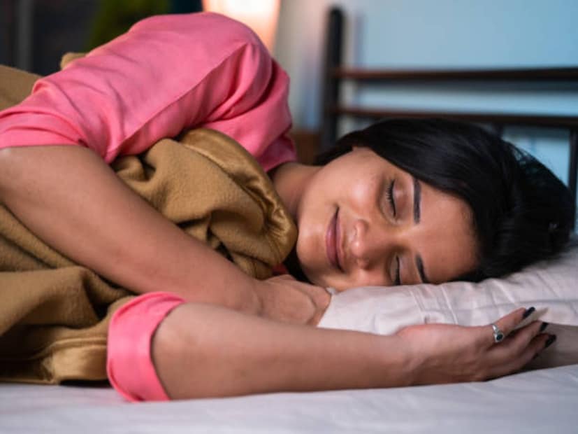 ধীরে ধীরে বসুন, মাঝে মাঝে গভীর শ্বাস নিন। সেই মুহূর্তে আপনার কী চিন্তাভাবনা, অনুভূতি এবং স্মৃতি আসছে তা লক্ষ্য করুন। অবিলম্বে বিষয়গুলি নিয়ে বিচার না করে, বা কোনও সিদ্ধান্ত না নিয়ে তাদের যেমন আছে তেমন থাকতে দিন।