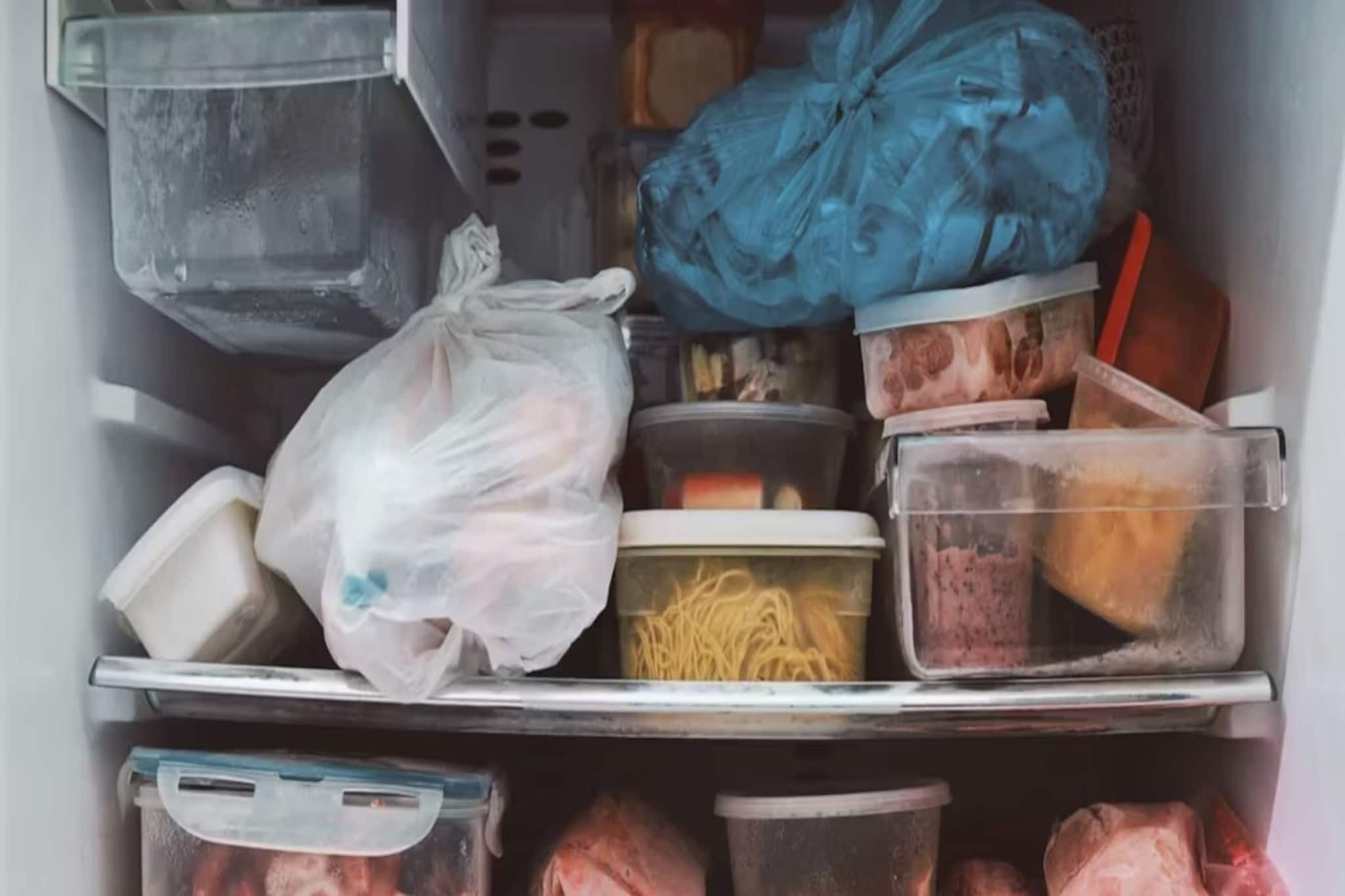 ফ্রিজের বোঁটকা গন্ধ ভ্যানিশ..! মুঠোয় থাকবে ইলেকট্রিক বিল, পরিষ্কারের জলে মেশান কয়েক ফোঁটা!