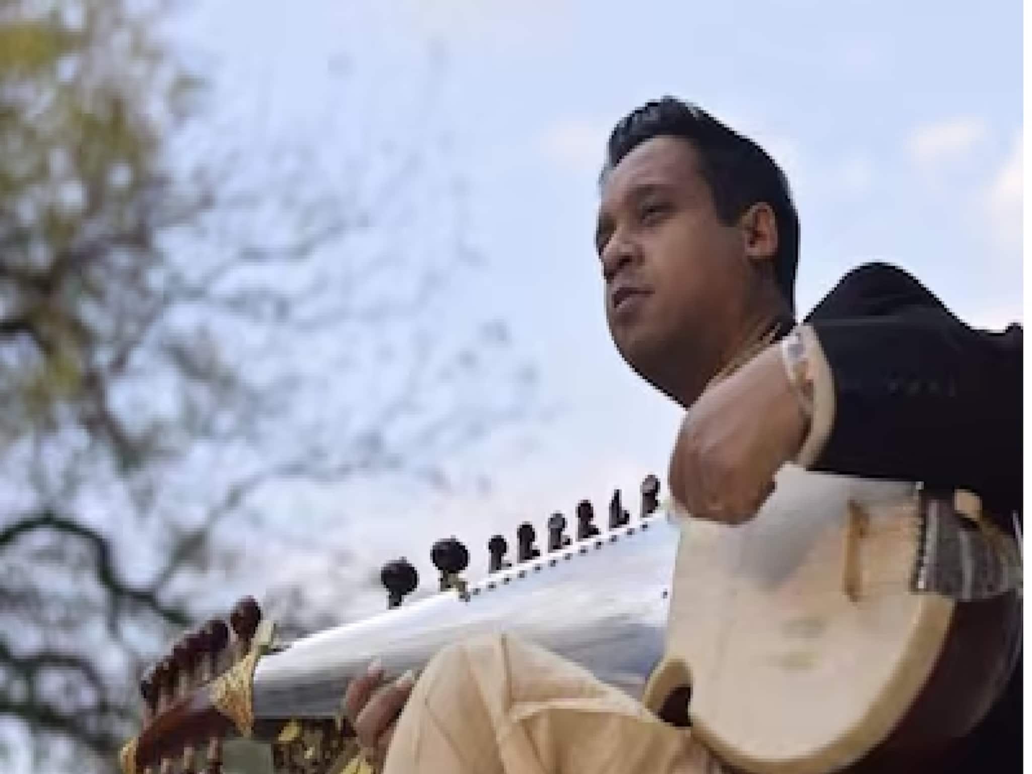 ‘পরিচয় লুকোতে হয়েছিল’ বাংলাদেশ ছেড়ে পালানোর অভিজ্ঞতা শোনালেন কলকাতার সরোদ শিল্পী শিরাজ