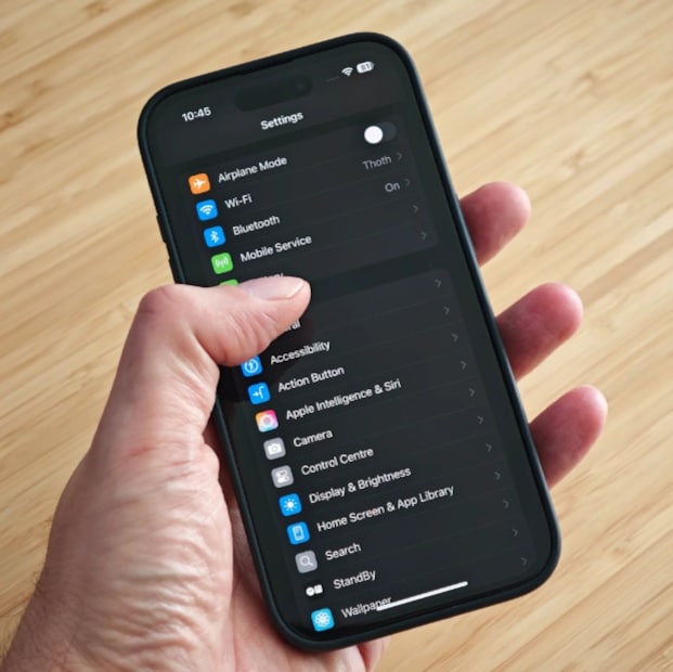 আপনার স্মার্টফোনে অনেক বৈশিষ্ট্য থাকতে পারে, কিন্তু সেগুলো সবসময় চালু রাখার প্রয়োজন নেই। ফোনে এমন অনেক বৈশিষ্ট্য আছে যা বিভিন্ন সময় ব্যবহার করা হয়, কিন্তু সেগুলো ক্রমাগত চালু রাখলে ফোনের ব্যাটারি শেষ হয়। যদি আপনার ফোনটি ধারাবাহিক ব্যাটারি কমে যেতে থাকে, তাহলে এর পেছনের কারণ হতে পারে এই ৫টি সেটিংস বা বৈশিষ্ট্য যা আপনার ফোনে অপ্রয়োজনীয়। আসুন আজ সেগুলি সম্পর্কে বিস্তারিত আলোচনা করি যাতে আপনি সেগুলি বন্ধ করে আপনার ফোনের ব্যাটারি বাঁচাতে পারেন এবং শুধুমাত্র প্রয়োজনে ব্যবহার করতে পারেন। আপনার স্মার্টফোনে অনেক বৈশিষ্ট্য থাকতে পারে, কিন্তু সেগুলো সবসময় চালু রাখার প্রয়োজন নেই। ফোনে এমন অনেক বৈশিষ্ট্য আছে যা বিভিন্ন সময় ব্যবহার করা হয়, কিন্তু সেগুলো ক্রমাগত চালু রাখলে ফোনের ব্যাটারি শেষ হয়। যদি আপনার ফোনটি ধারাবাহিক ব্যাটারি কমে যেতে থাকে, তাহলে এর পেছনের কারণ হতে পারে এই ৫টি সেটিংস বা বৈশিষ্ট্য যা আপনার ফোনে অপ্রয়োজনীয়। আসুন আজ সেগুলি সম্পর্কে বিস্তারিত আলোচনা করি যাতে আপনি সেগুলি বন্ধ করে আপনার ফোনের ব্যাটারি বাঁচাতে পারেন এবং শুধুমাত্র প্রয়োজনে ব্যবহার করতে পারেন।