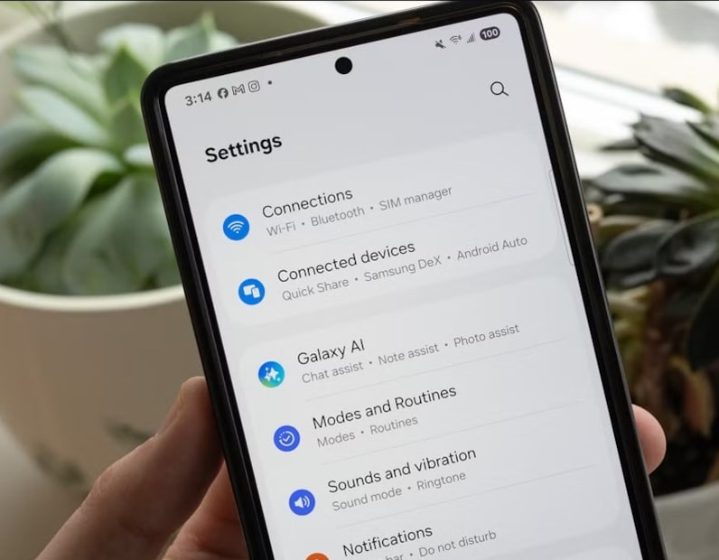 যদিও এগুলি সর্বদা চালু রাখা সুবিধাজনক, তবে যদি আপনার জন্য ফোনের ব্যাটারি ব্যাকআপ সামান্য সুবিধার চেয়ে বেশি গুরুত্বপূর্ণ হয়, তাহলে প্রয়োজনের সময়ই ওয়াই-ফাই এবং ব্লুটুথ চালু করুন এবং ব্যবহারের পরে এগুলি বন্ধ করুন।