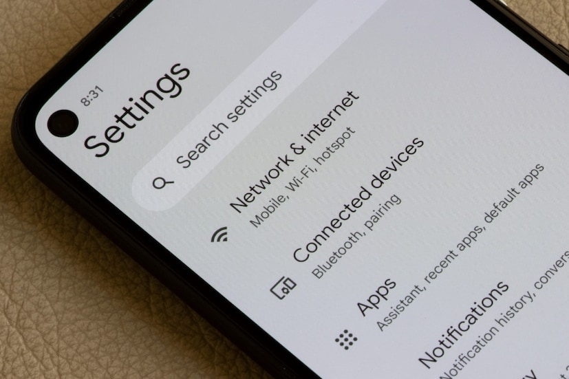 দুটি স্মার্টফোনের মধ্যে ছবি এবং ভিডিও শেয়ার করার জন্য কুইক শেয়ার ফিচারটি ব্যবহার করা হয়। এই ফিচারটি মুহূর্তের মধ্যে বড় ফাইল স্থানান্তর করার জন্য খুবই কার্যকর, তবে যখন আপনি এটি ব্যবহার করছেন না তখন এটি বন্ধ করে দেওয়া উচিত।