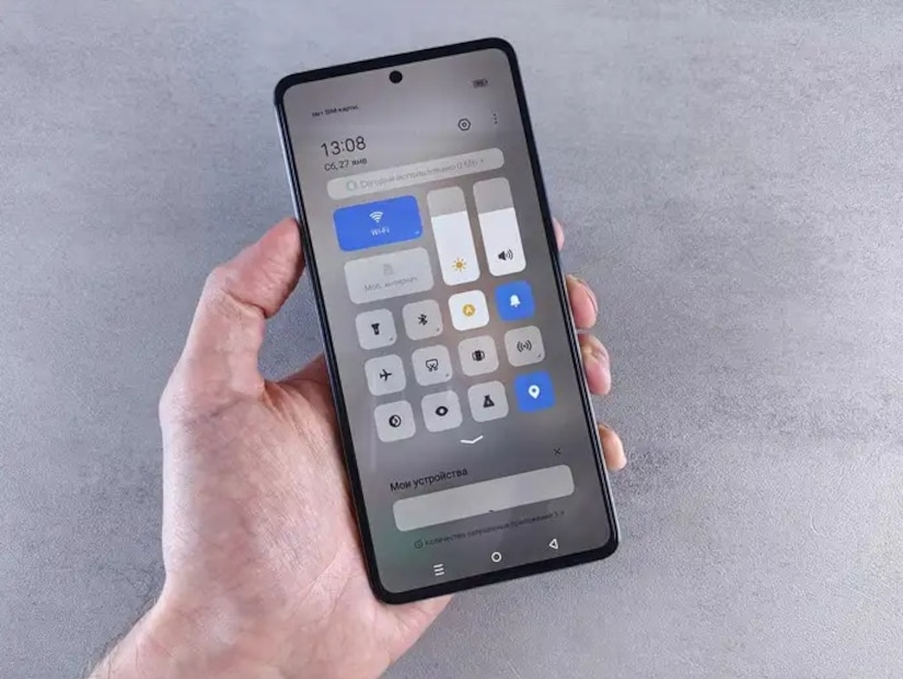 এই পরিস্থিতিতে, আপনার উচিত ব্যাকগ্রাউন্ডে চালানোর প্রয়োজন এমন অ্যাপ ছাড়া অন্য সকল অ্যাপ থেকে ব্যাকগ্রাউন্ড অ্যাপ রিফ্রেশের অনুমতি প্রত্যাহার করা। এটি করার জন্য, অ্যাপের সেটিংসে যান, ব্যাটারি বিকল্পে ট্যাপ করুন এবং সীমাবদ্ধ নির্বাচন করুন। তারপর, মোবাইল ডেটাতে যান এবং ব্যাকগ্রাউন্ড ডেটা ব্যবহারের অনুমতি দিন বন্ধ করুন। এটি আপনার ফোনের ব্যাটারি অপ্রয়োজনীয়ভাবে শেষ হওয়া বন্ধ করবে।