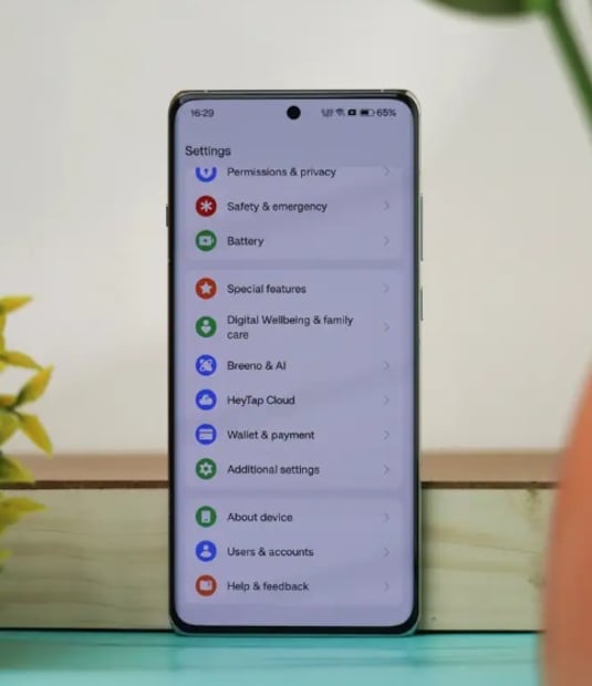 ডিসপ্লের পরে, আপনার ফোনের জিপিএস সবচেয়ে বেশি ব্যাটারি খরচ করে। এর সবচেয়ে বড় কারণ হল আপনার ফোনের লোকেশন সার্ভিস সবসময় চালু রাখা। এর ফলে অসংখ্য অ্যাপ ব্যাকগ্রাউন্ডে লোকেশন সার্ভিস ব্যবহার করে, যার ফলে আপনার ফোনের ব্যাটারি খুব দ্রুত শেষ হয়ে যায়। অতএব, জিপিএস ব্যবহার করার প্রয়োজন না হলে আপনার ফোনের লোকেশন সার্ভিস বন্ধ রাখুন। এতে আপনার অনেক ব্যাটারি সাশ্রয় হবে।