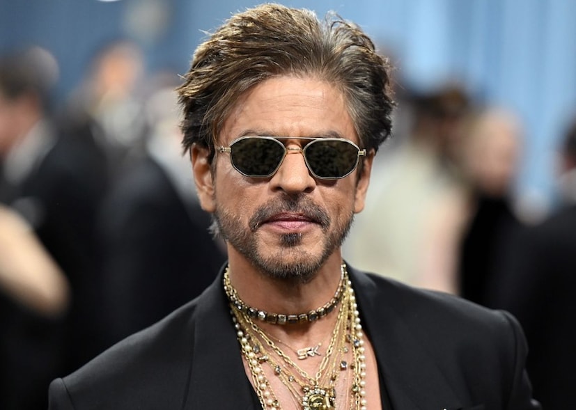 তাঁর কলেজের মার্কশিটের একটি ছবি আবারও ভক্তদের সেই সব দিনের স্মৃতিচারণের সুযোগ এনে দিয়েছে, যা তাঁর ছাত্রজীবনের এক বিরল ঝলক তুলে ধরেছে এবং সকলকে মনে করিয়ে দিয়েছে যে তারকাখ্যাতির পেছনের মানুষটি একসময় অন্য যে কোনও তরুণের মতোই বই নিয়ে বসতেন।