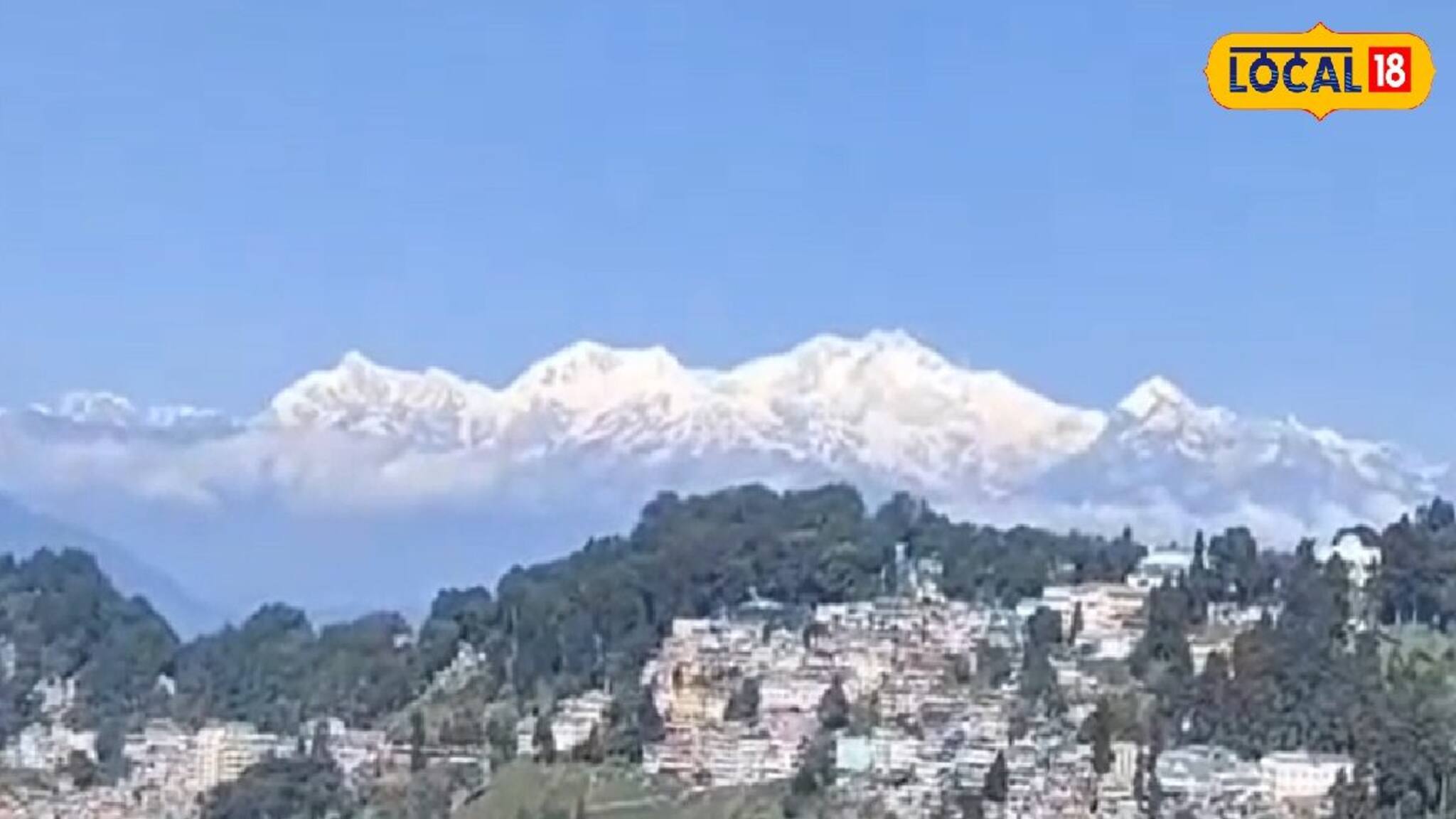 North Bengal Weather: চোখ খুলতেই শ্বেতশুভ্র কাঞ্চনজঙ্ঘা, পয়সা উসুল পর্যটকদের! উপভোগ্য আবহাওয়াই দারুণ ভিউ পাহাড়ে