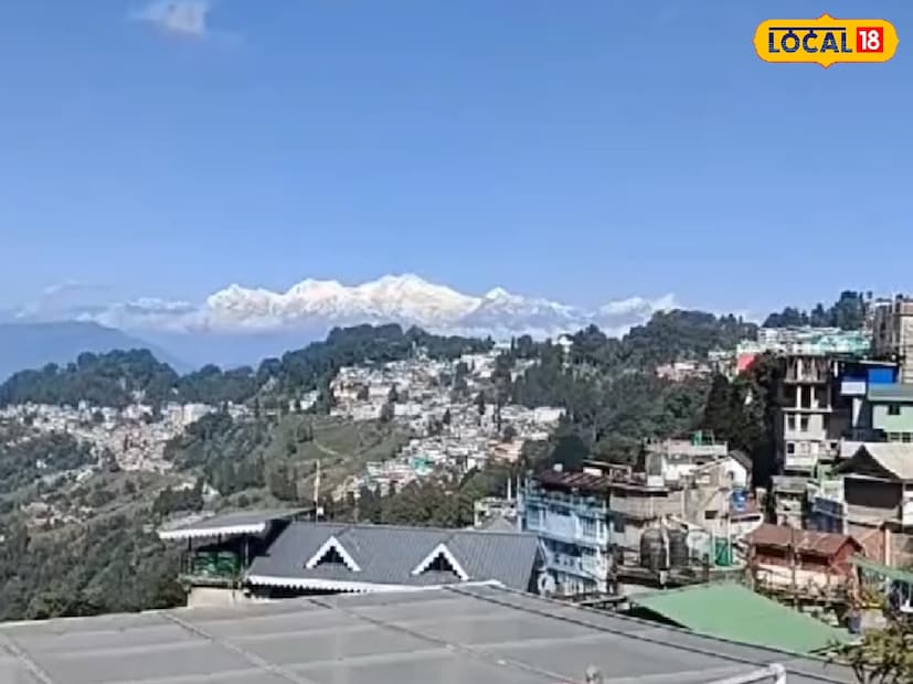 অন্যদিকে একইভাবে কালিম্পং থেকেও ঝাঁ চকচকে কাঞ্চনজঙ্ঘার দেখা পেয়ে উল্লাসিত পর্যটকরা। কালিম্পংয়ের সর্বনিম্ন তাপমাত্রার পারদ ১০ ডিগ্রির কাছাকাছি রয়েছে। জলপাইগুড়িতে সর্বনিম্ন তাপমাত্রার পারদ ১১.০৬ ডিগ্রি সেলসিয়াস, আলিপুরদুয়ারেও সর্বনিম্ন তাপমাত্রার পারদ ১০ ডিগ্রির কাছাকাছি, কোচবিহারে সর্বনিম্ন তাপমাত্রার পারদ ১২ ডিগ্রি সেলসিয়াস, উত্তর দিনাজপুরে সর্বনিম্ন তাপমাত্রার পারো ১৩ ডিগ্রি সেলসিয়াস, দক্ষিণ দিনাজপুরের সর্বনিম্ন তাপমাত্রার পারদ ১১.০২ ডিগ্রি সেলসিয়াস।