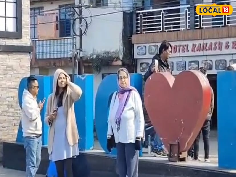 উল্লেখযোগ্যভাবে, উত্তরবঙ্গের বেশ কয়েকটি পাঁচটি জেলায় সকালে অল্প থেকে মাঝারি কুয়াশার দাপট থাকবে। যার ফলে দৃশ্যমানতা কিছুটা কমে যাবে। তাই এই সময় রাস্তায় বেরিয়ে চালকদের সতর্ক থাকার পরামর্শ দেওয়া হয়েছে। অন্যদিকে বেলা বাড়লে কুয়াশা কমবে। তখন পাহাড়ের সৌন্দর্য পুরোপুরি ধরা দেবে পর্যটকদের কাছে।