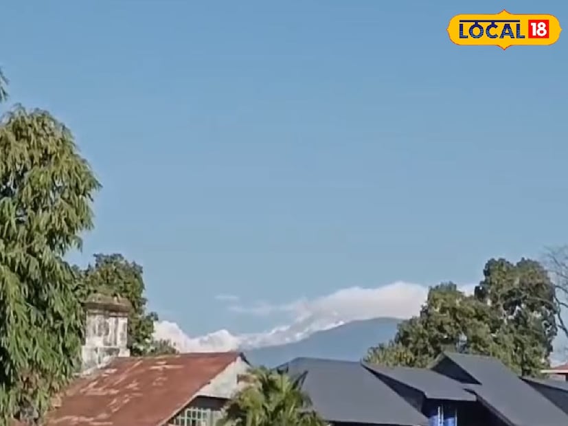 শিলিগুড়িতে আকাশ পরিষ্কার, নীল আকাশ, সর্বনিম্ন তাপমাত্রার পারদও এখন নেমেছে। শিলিগুড়িতে এখন সর্বনিম্ন তাপমাত্রার পারদ ১২ থেকে ১৩ ডিগ্রি সেলসিয়াসের মধ্যে ঘোরাফেরা করছে। আর শীতের এমন হালকা মুডেই শিলিগুড়ি থেকে শ্বেতশুভ্র ঘুমন্ত বুদ্ধের দেখা মিলছে।