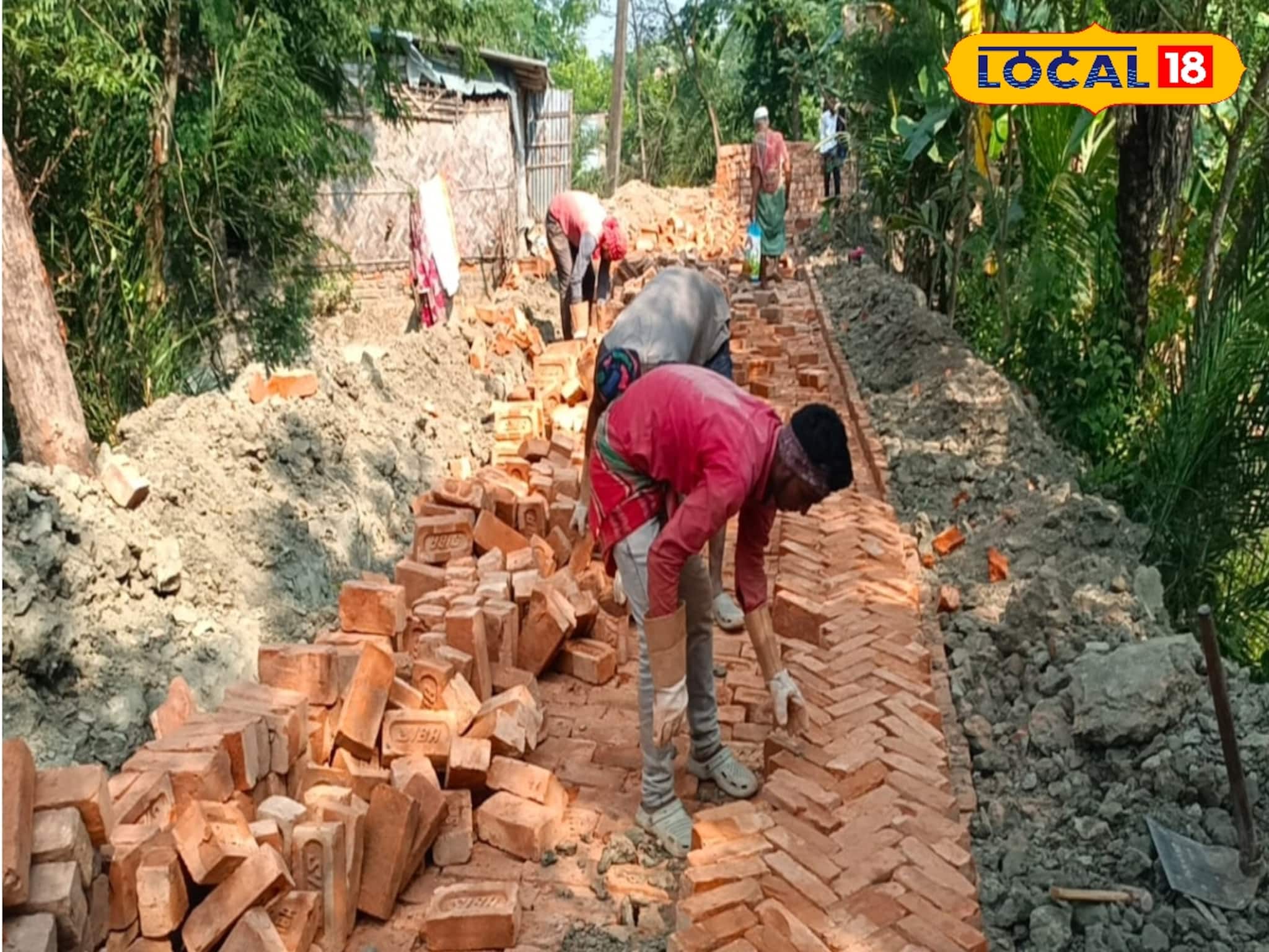 স্বাধীনতার পর প্রথম পাকা রাস্তা হচ্ছে গ্রামে, উচ্ছ্বাসে ফেটে পড়লেন স্থানীয়রা স্বাধীনতার পর প্রথম পাকা রাস্তা হচ্ছে গ্রামে, উচ্ছ্বাসে ফেটে পড়লেন স্থানীয়রা