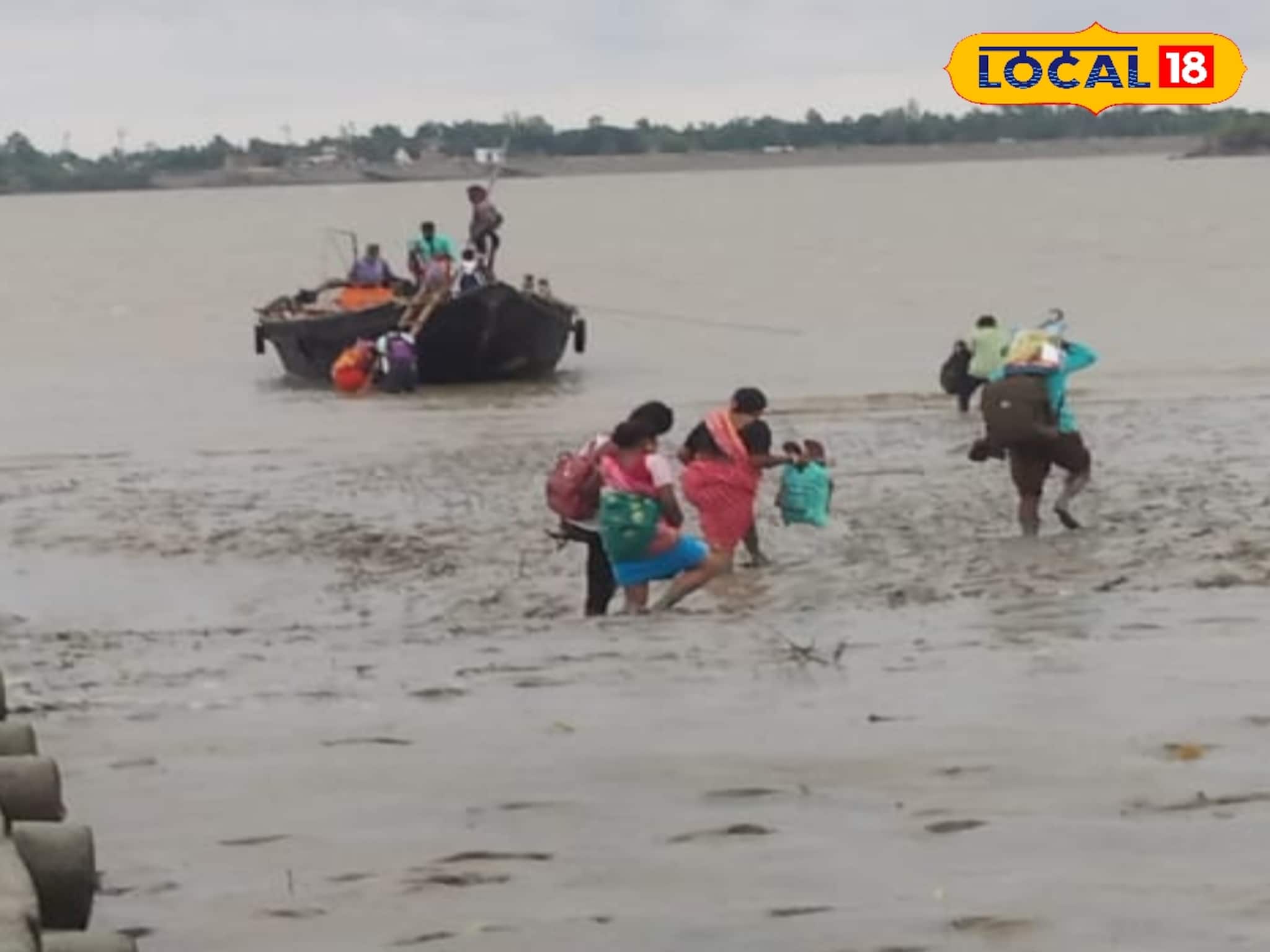 গোড়ালি সমান কাদায় নেমে উঠতে হয় নৌকায়, বছরের পর বছর একই দুর্ভোগ! গোড়ালি সমান কাদায় নেমে উঠতে হয় নৌকায়, বছরের পর বছর একই দুর্ভোগ!