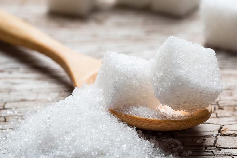 চিনি এবং অলিভ অয়েল স্ক্রাব:উপকরণ: ১ চা চামচ চিনি, ১ চা চামচ অলিভ অয়েলপ্রক্রিয়া: চিনি এবং অলিভ অয়েল মিশিয়ে একটি পেস্ট তৈরি করুন। এটি আপনার ত্বকে মাখিয়ে হালকা ম্যাসাজ করুন এবং তারপর ধুয়ে ফেলুন। এটি ত্বকের গভীর পরিস্কার করতে সহায়ক।