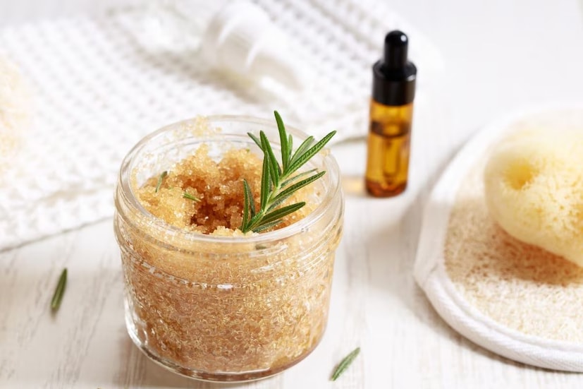 চিনি ও তেলের মিশ্রণ:উপকরণ: ১ চা চামচ চিনি, ১ চা চামচ কোকোনাট অয়েল বা জোজোবা অয়েলপ্রক্রিয়া: চিনি এবং তেল মিশিয়ে একটি স্ক্রাব তৈরি করুন এবং ত্বকে ম্যাসাজ করুন। এটি ত্বকের ময়লা পরিষ্কার করতে সহায়ক এবং ত্বককে নরম ও মসৃণ রাখতে সাহায্য করবে।