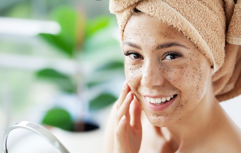 চিনি এবং দুধের প্যাক:উপকরণ: ১ চা চামচ চিনি, ২ চা চামচ দুধপ্রক্রিয়া: চিনি এবং দুধ মিশিয়ে পেস্ট তৈরি করুন এবং তা ত্বকে লাগিয়ে ১৫-২০ মিনিট রেখে দিন। এর পর জল দিয়ে ধুয়ে ফেলুন। দুধ ত্বককে হাইড্রেট করতে সহায়ক এবং চিনি ত্বককে পরিষ্কার ও মসৃণ রাখে। 