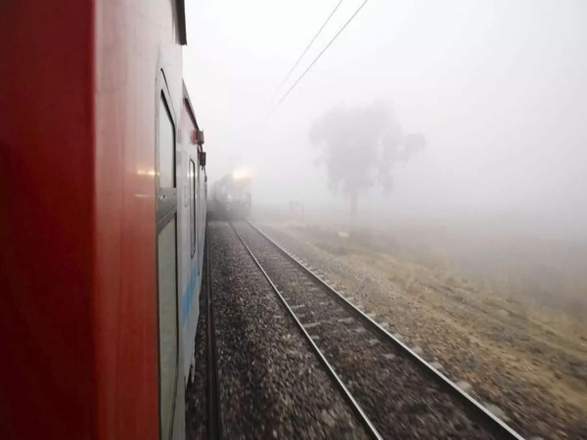 মোদির সভায় যোগ দিতে যাওয়ার পথে কুয়াশায় দেখতে পাননি ট্রেন! ধাক্কায় ছিনভিন্ন তিন, আহত দুই