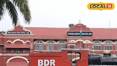 পুরুলিয়া: পর্যটন মরশুমে যেখানে অতিরিক্ত ট্রেন পরিষেবা বাড়ানোর কথা, সেখানে তার উল্টো চিত্র দেখা যাচ্ছে দক্ষিণ পূর্ব রেলের আদ্রা ডিভিশনে। ধারাবাহিকভাবে ট্রেন বাতিলের ঘটনায় চরম সমস্যায় পড়েছেন রেলযাত্রীরা। বিশেষ করে প্রতি সপ্তাহের রবিবারে একাধিক ট্রেন বাতিল করা যেন রেলের কাছে রীতিমত নিয়মে পরিণত হয়েছে বলে অভিযোগ যাত্রীদের। হঠাৎ করে ট্রেন বাতিল হওয়ায় বিপাকে পড়ছেন অফিসযাত্রী, ছাত্রছাত্রী থেকে শুরু করে পর্যটকেরাও।