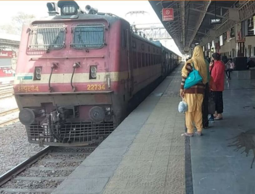 রবিবার, ৭ ডিসেম্বর দুপুর ২টো ৪৫ মিনিটে ছাড়বে ০৮০৭৩ সাঁতরাগাছি–ইলাহাঙ্কা স্পেশাল। সোমবার দু’টি ট্রেন রয়েছে। রাত ১১টা ৫ মিনিটে থাকছে ০২৮৬৯ সিএসএমটি মুম্বই-হাওড়া স্পেশাল এবং তার পরে ২টা ১০ মিনিটে শালিমার থেকে ছাড়বে ০৭১৪৯ শালিমার-চেরলাপল্লি স্পেশাল। এর পরে মঙ্গলবার বিকেল ৪টা ৪৫ মিনিটে ছাড়বে ০৮০৭৪ ইলাহাঙ্কা–সাঁতরাগাছি স্পেশাল ট্রেন।