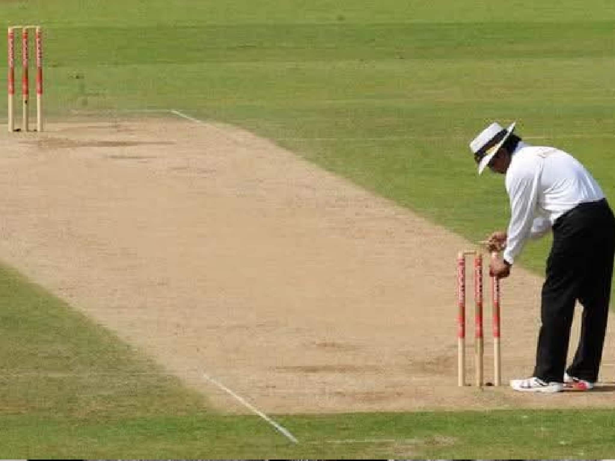 ডাক্তার হয়ে গেলেন আম্পায়ার! বাংলার ক্রিকেটে আবার এক 'আশ্চর্যজনক' ঘটনা ডাক্তার হয়ে গেলেন আম্পায়ার! বাংলার ক্রিকেটে আবার এক 'আশ্চর্যজনক' ঘটনা