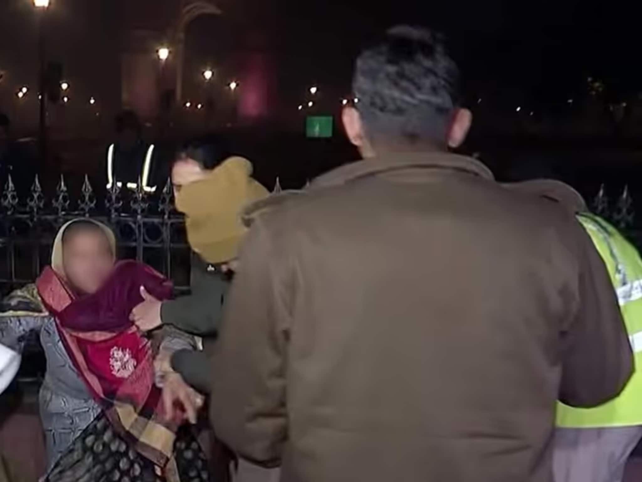 'আমাদের মেরেও ফেলা হতে পারে!' কুলদীপ সেঙ্গারের জামিন হতেই আশঙ্কা নির্যাতিতার মায়ের 'আমাদের মেরেও ফেলা হতে পারে!' কুলদীপ সেঙ্গারের জামিন হতেই আশঙ্কা নির্যাতিতার মায়ের