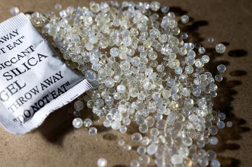 এই প্যাকেটগুলি ৪০% পর্যন্ত আর্দ্রতা শোষণ করে এবং পোকামাকড়ের বৃদ্ধি রোধ করে। সবচেয়ে বড় কথা হল এই পদ্ধতিটি চালের কোনও ক্ষতি করে না। খাবারটিও আপনার ও আপনার পরিবারের জন্য সম্পূর্ণ নিরাপদ থাকে। এই টিপসটি ভারতীয় বাড়িতে রান্নাঘরের এই সাধারণ সমস্যা সমাধানে কিন্তু ম্যাজিকের মতো কাজ করে।