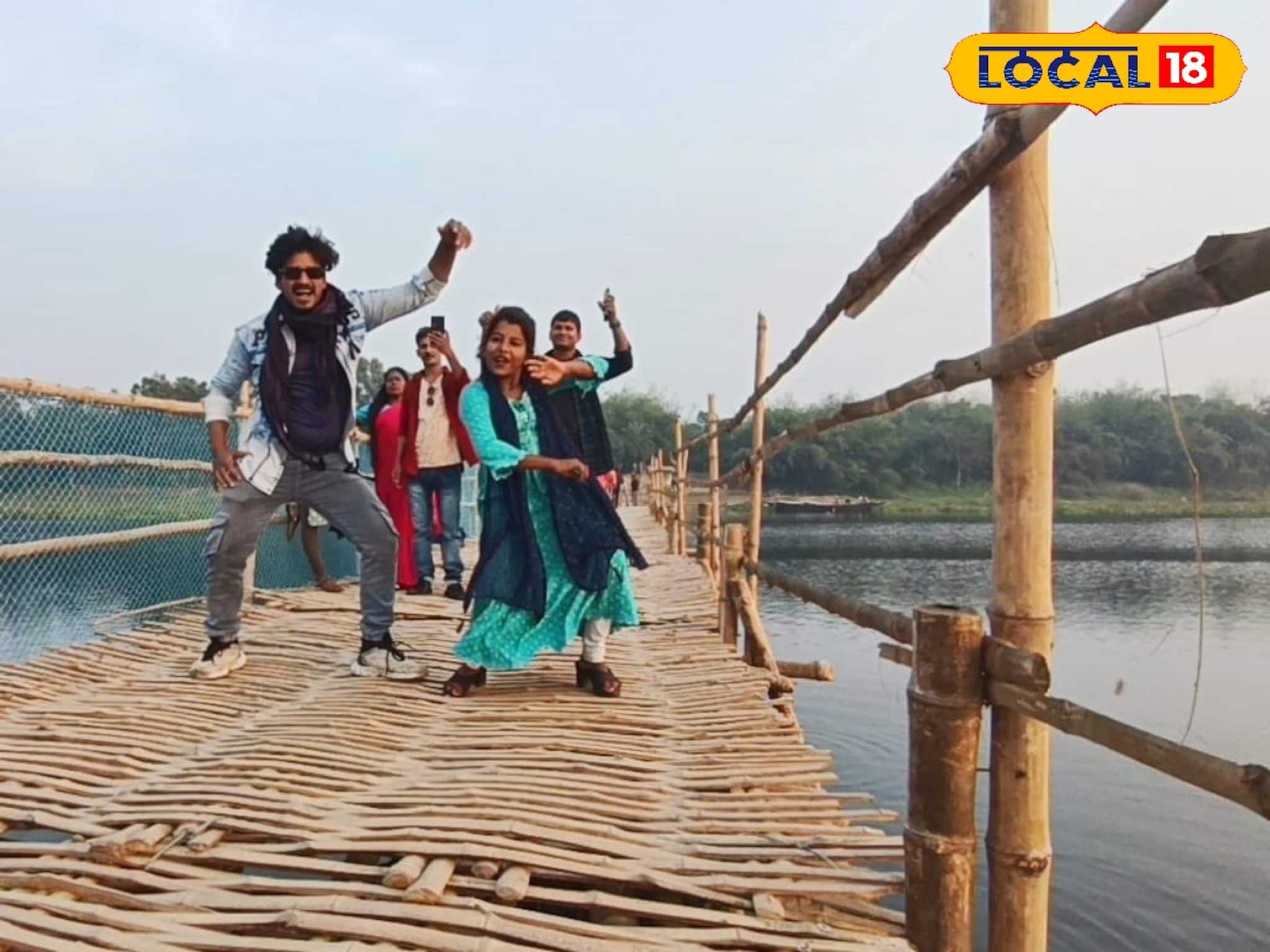 বর্ধমানের ভাইরাল বাঁশের ব্রিজ! ভিডিও বানালেই লাফিয়ে লাফিয়ে বাড়ছে ভিউ, রিলস বানাতে ভিড় বর্ধমানের ভাইরাল বাঁশের ব্রিজ! ভিডিও বানালেই লাফিয়ে লাফিয়ে বাড়ছে ভিউ, রিলস বানাতে ভিড়