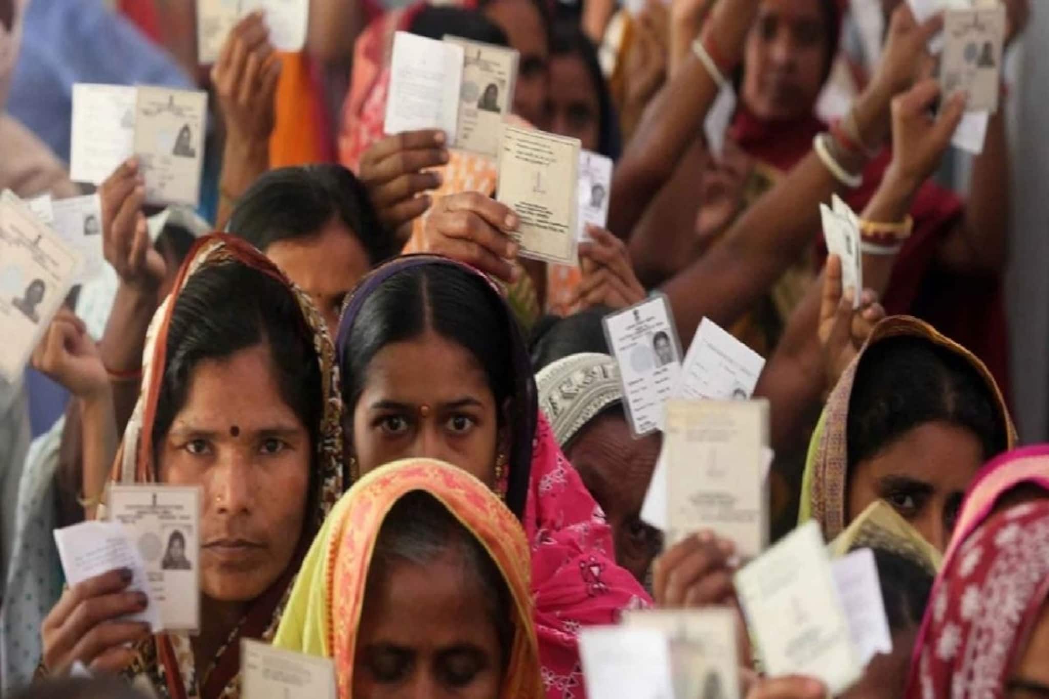 ৩২ লক্ষকে নোটিস! প্রত্যেক বিধানসভায় ১১টি শুনানি কেন্দ্র! SIR-এ ডাক পেলে কী কী করা হবে?