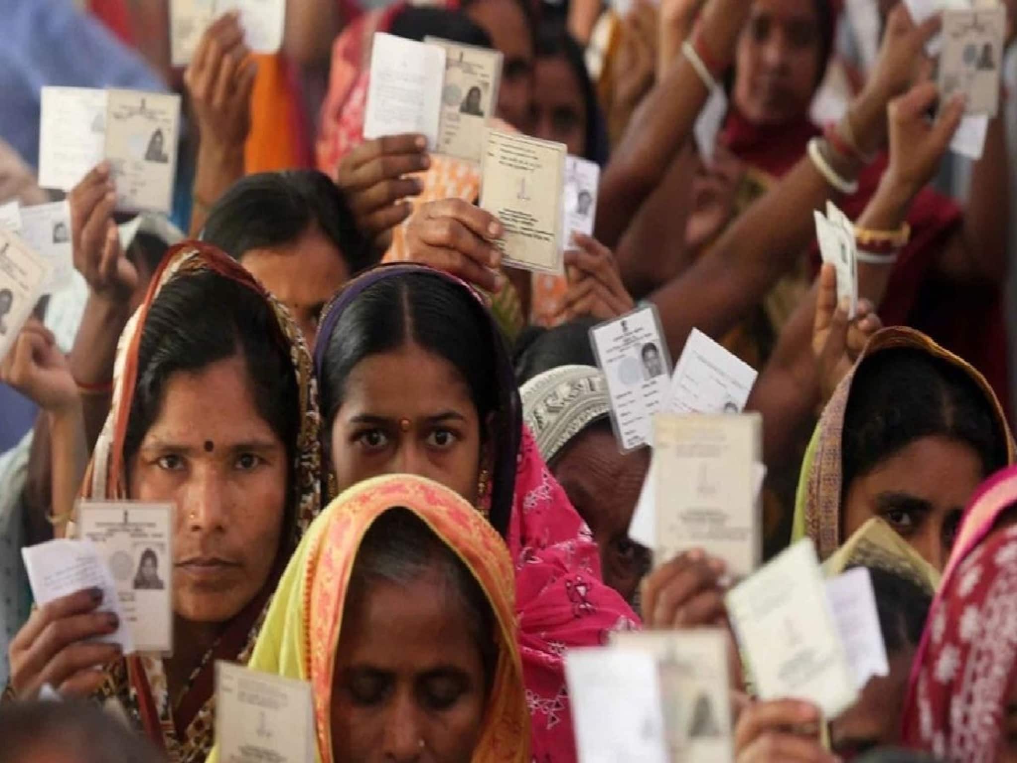 ৩২ লক্ষকে নোটিস! প্রত্যেক বিধানসভায় ১১টি শুনানি কেন্দ্র! SIR-এ ডাক পেলে কী কী করা হবে?