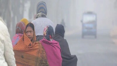 ★পশ্চিমী ঝঞ্ঝায় উত্তুরে হাওয়ায় বাধা। দক্ষিণবঙ্গে বইবে দক্ষিণা বাতাস। তাপমাত্রা সামান্য বাড়বে। আগামীকাল থেকে সর্বনিম্ন তাপমাত্রা কলকাতা সহ দক্ষিণবঙ্গে দুই থেকে তিন ডিগ্রি সেলসিয়াস বাড়বে আগামী ২-৩ দিনে। কলকাতায় আগামীকাল ১৩ ডিগ্রির কাছাকাছি থাকবে পারদ। জানুয়ারির প্রথম দুই তিন দিনে ১৪ থেকে ১৬ ডিগ্রি সেলসিয়াসের মধ্যে থাকবে তাপমাত্রা। 