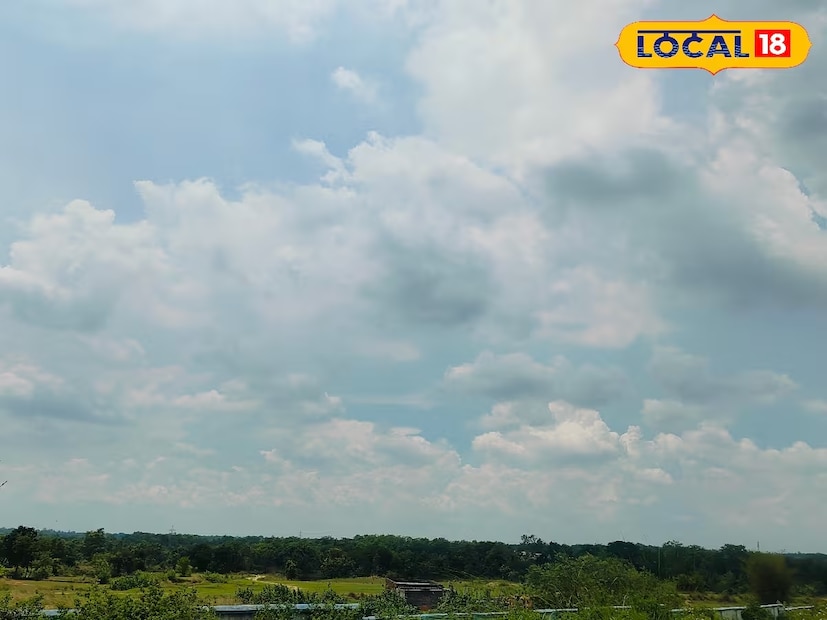 পুরুলিয়া: দক্ষিণবঙ্গ জুড়ে শীতের আমেজ। পূর্বাভাস অনুসারে ডিসেম্বরের শুরুতেই ধীরে, ধীরে নামতে শুরু করেছে তাপমাত্রার পারদ। কুয়াশার চাদরে ঢাকা থাকছে দক্ষিণের একাধিক জেলা। বেলা বাড়তেই  ধীরে ধীরে দেখা মিলছে রোদের। জেলা পুরুলিয়াতে ও কুয়াশার দাপট থাকছে যথেষ্ট। তবে সারাদিনই কুয়াশা দেখা যাচ্ছে জেলা জুড়ে।