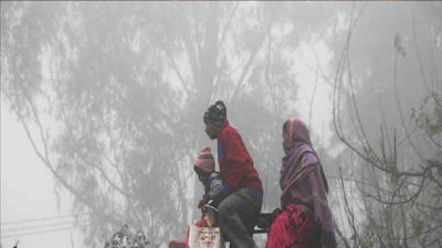 *ঘন কুয়াশার সতর্কবার্তা। আগামী তিন ঘণ্টায় ঘন কুয়াশা সতর্কবার্তা উত্তরবঙ্গের আট জেলা এবং দক্ষিণবঙ্গের দুই জেলায়। উত্তরবঙ্গের দার্জিলিং, কালিম্পং, জলপাইগুড়ি, আলিপুরদুয়ার, কোচবিহার, উত্তর ও দক্ষিণ দিনাজপুর এবং মালদহে ঘন কুয়াশার সতর্কবার্তা। ঘন কুয়াশা সতর্কবার্তা থাকবে দক্ষিণবঙ্গের মুর্শিদাবাদ এবং নদিয়ায়।