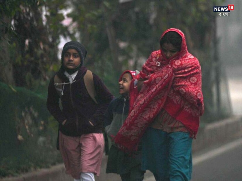 স্বাভাবিকের কাছেই দিন ও রাতের তাপমাত্রা। সোমবার পর্যন্ত ক্রমশ বাড়বে তাপমাত্রা। মঙ্গলবার থেকে ফের নিম্নমুখী পারদ। সকালে কুয়াশা/ধোঁয়াশা। পরে পরিষ্কার আকাশ। সামান্য বেড়ে কলকাতার সর্বনিম্ন তাপমাত্রা ১৭.৫ ডিগ্রি সেলসিয়াস।