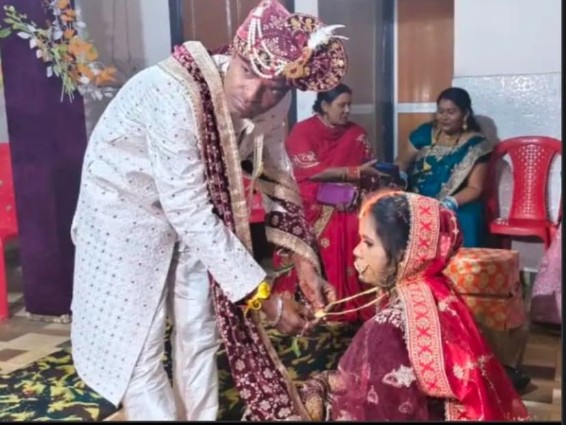 কোনও সমাধান না পেয়ে অবশেষে পঞ্চায়েত পরিবারগুলিকে দম্পতিকে আলাদা করার পরামর্শ দেয়। একটি লিখিত চুক্তি তৈরি করা হয়, যেখানে বলা হয় যে পারস্পরিক সম্মতিতে বিবাহের সমাপ্তি হয়। উভয় পক্ষই পুনর্বিবাহের জন্য স্বাধীন বলে জানানো হয়। এতে উভয় পক্ষকে বিয়ের সময় বিনিময় করা সমস্ত উপহার এবং অর্থ ফেরত দেওয়ারও নির্দেশ দেওয়া হয়। সেই দিনই সন্ধ্যা ৬টায় শেষমেশ কনে পূজা অবশেষে তাঁর বাপের বাড়িতে ফিরে যান।