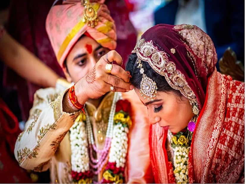 যদি উভয় হাতের বিবাহ রেখা সমান দৈর্ঘ্যের হয় এবং একই রকম শুভ লক্ষণ থাকে তবে এই ধরনের ব্যক্তিদের বিবাহিত জীবন সুখী হয়। এই মানুষদের তাদের জীবনসঙ্গীর সাথে খুব ভালো সম্পর্ক থাকে। যদি কোনও ব্যক্তির হাতের বিবাহের রেখা উর্ধ্বমুখী হয় এবং কনিষ্ঠা আঙুলে পৌঁছে যায়, তবে এই ধরনের ব্যক্তি তার বিবাহে অনেক সমস্যার সম্মুখীন হন। সাধারণত, এই ধরণের বিবাহ রেখাযুক্ত ব্যক্তির পক্ষে বিবাহ করা খুব কঠিন, অর্থাৎ এই সমস্ত লোকের অবিবাহিত থাকার সম্ভাবনা অনেক বেশি। Photo- Representative