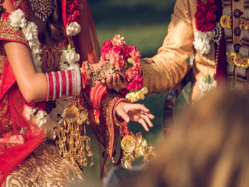 বিবাহ রেখা ভেঙ্গে গেলে বা অনেক রেখার সঙ্গে যুক্ত হলে বিবাহিত জীবনে বাধা আসে। যাদের বিবাহ রেখা হার্টলাইনের কাছাকাছি তাঁদের অল্প বয়সেই  বিয়ে হয়ে যান। যদি কারোর বিবাহ রেখা ছোট হয় এবং হৃদয় রেখার মাঝখানে থাকে, ২২ বছরের মধ্যে তাঁদের বিয়ের সম্ভাবনা থাকে৷ হাতে একাধিক ছোট ছোট বিবাহ রেখা দেখা গেলে তা একাধিক প্রেমের সম্পর্ক নির্দেশ করে। Photo- Representative