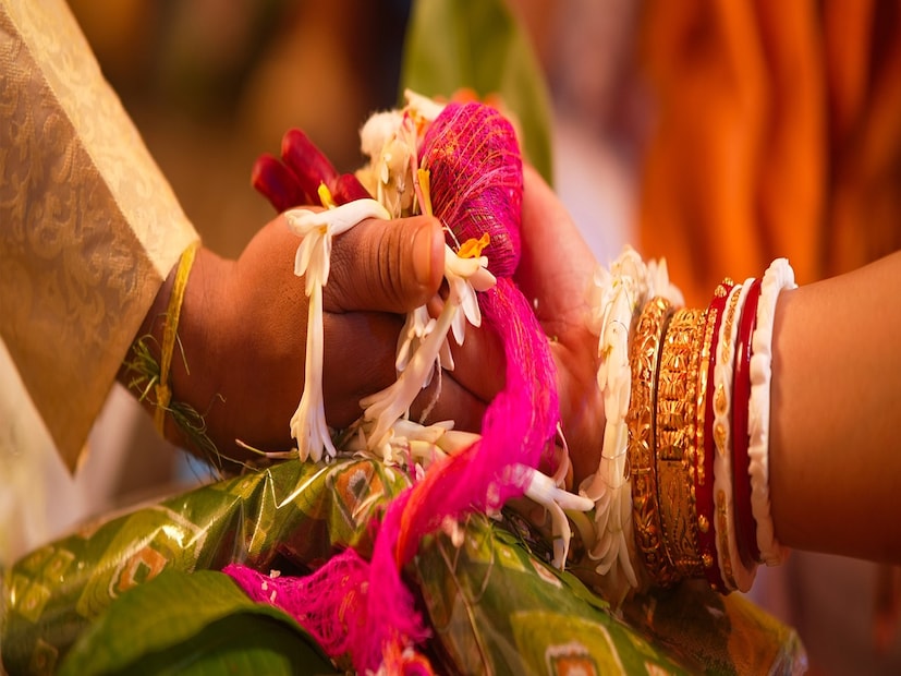 যদি কোনও ব্যক্তির হাতের বিবাহ রেখাটি খুব বেশি নীচের দিকে ঝুঁকে থাকতে দেখা যায় এবং এটি হার্ট লাইন কেটে নীচের দিকে চলে যায়, তবে এটি কোনও শুভ লক্ষণ হিসাবে বিবেচিত হয় না। এমন রেখাযুক্ত ব্যক্তির জীবনসঙ্গী মারাও যেতে পারে৷  যদি কোনও ব্যক্তির হাতের তালুতে বিবাহ রেখা দীর্ঘ হয় এবং হাতের তালুতে সূর্য পর্যন্ত পৌঁছয় তবে   আপনার পার্টনার  ধণী হন। বুধ পর্বত থেকে আগত একটি রেখা যদি বিবাহ রেখাকে কেটে দেয়, তবে সেই ব্যক্তির বিবাহিত জীবন সমস্যায় পূর্ণ হয়। Photo- Representative