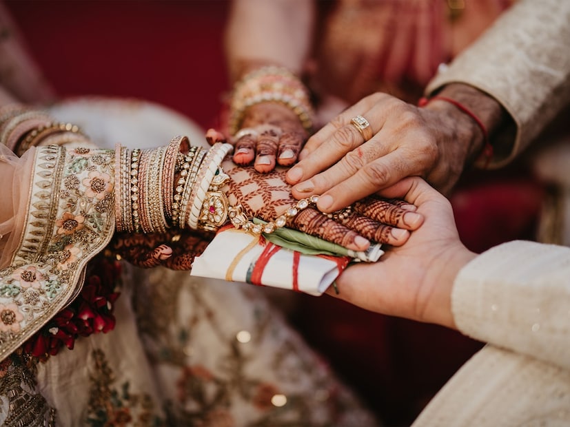 জ্যোতিষী জানিয়েছেন, মাঝখানে বিবাহ রেখা ভেঙে গেলে তা বিবাহ ভাঙার লক্ষণ বলে মনে করা হয়। বিবাহ রেখার শেষে যদি  দুটি শাখা থাকে তবে তা স্বামী-স্ত্রীর মধ্যে আদর্শগত মত পার্থক্য সৃষ্টি করে। Photo- Representative