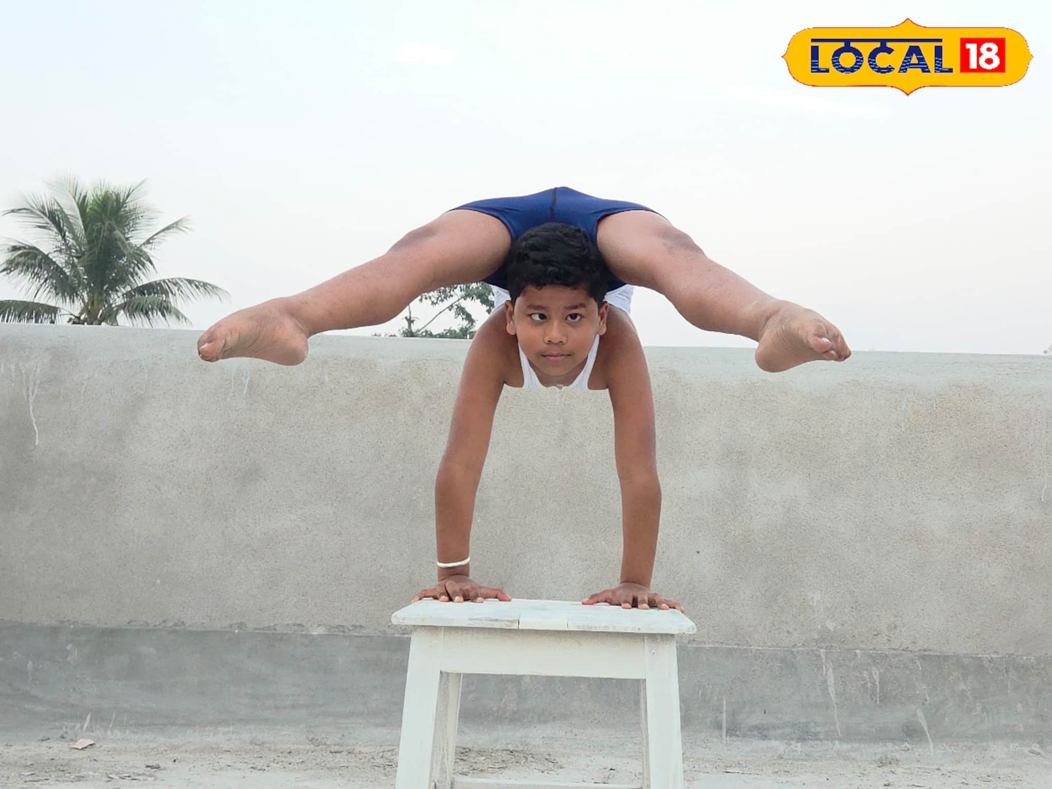 কাঠের টুলের ওপরে বসেই চোখ ধাঁধানো যোগা, আট বছরের অদ্রীশের তাক লাগানো পারফরম্যান্স