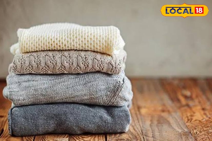 শীত শেষে সেই পোশাকগুলি আলমারিতে তুলে রাখা হয়। যা দীর্ঘ কয়েক মাস পরে বের করা হয়, আলমারিতে থাকায় রোদ-বাতাসের সংস্পর্শ পায় না। ফলে ভ্যাপসা গন্ধ বা স্যাঁতসেঁতে ভাব হতে পারে। সেজন্য একটু রোদে বা খোলামেলা জায়গায় মিলে দিতে পারেন। 