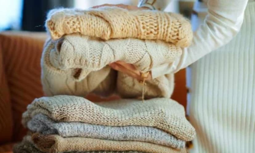 শীত শেষে লেপ-কম্বল তুলে রাখা হয়। আবার শীতের আগে বের করা হয় আলমারির ভেতর থেকে। লেপ তুলোর হলে তা ধোয়া উচিত নয়। তুলোর লেপ কড়া রোদে কয়েক ঘণ্টা মেলে দিন। লেপের দুই পাশে রোদ লাগালে স্যাঁতসেঁতে ভাব দূর হবে। 