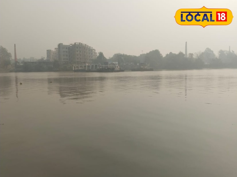 দিন কয়েক ধরে হুগলিতে শীতের আমেজ ভালভাবেই লক্ষ্য করা যাচ্ছে। পাশাপাশি হুগলির আবহাওয়ায় দিন কয়েক ধরে তেমন কোনও পরিবর্তন লক্ষ্য করা যায়নি। তবে আজ, মঙ্গলবার হুগলির গঙ্গা তীরবর্তী এলাকা ঘন কুয়াশায় ঢাকা পড়তে দেখা গেল। দিন কয়েক ধরে হুগলিতে শীতের আমেজ ভালভাবেই লক্ষ্য করা যাচ্ছে। পাশাপাশি হুগলির আবহাওয়ায় দিন কয়েক ধরে তেমন কোনও পরিবর্তন লক্ষ্য করা যায়নি। তবে আজ, মঙ্গলবার হুগলির গঙ্গা তীরবর্তী এলাকা ঘন কুয়াশায় ঢাকা পড়তে দেখা গেল।