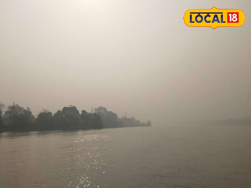 মঙ্গলবার হুগলির বিস্তীর্ণ এলাকায় হালকা কুয়াশার দেখা মিলেছিল, তবে গঙ্গা তীরবর্তী এলাকায় কুয়াশার মাত্রা অনেকটাই ঘন ছিল। বুধবারও একই রকম পরিস্থিতি বজায় রয়েছে।