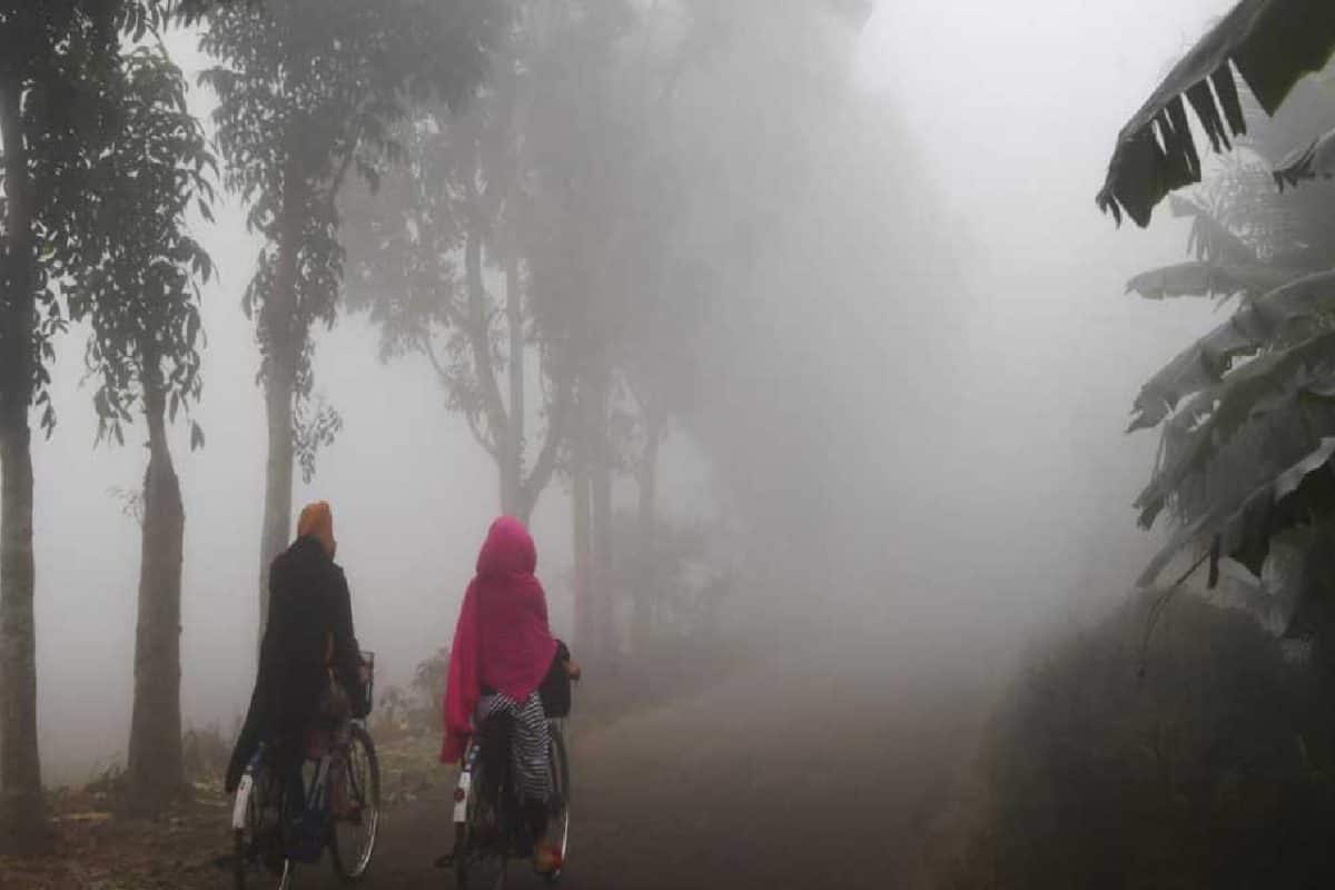 সকাল থেকেই ঘন কুয়াশার চাদরে ঢাকল কলকাতা থেকে মালদা! আগামিকালও কুয়াশার দাপট থাকবে! বড় আপডেট