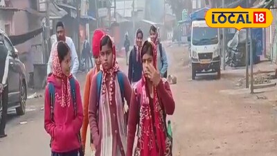 শীতের সকালে স্কুল পড়ুয়ারা