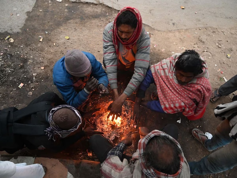 কুয়াশা কেটে গেলে পরিষ্কার আকাশের সম্ভাবনা থাকছে। সকালের দিকে হালকা থেকে মাঝারি কুয়াশা দৃশ্যমানতা দু’এক জায়গায় ২০০ মিটার পর্যন্ত নামতে পারে। পার্বত্য এলাকায় কুয়াশার সম্ভাবনা বেশি থাকবে।