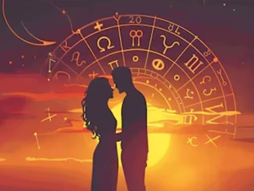 যখন গ্রহের গতিবিধি বদলায়, তখন তা আমাদের হৃদয়, মন এবং সম্পর্কগুলিকে গভীরভাবে প্রভাবিত করে। চলতি মাসে এমনই এক পরিবর্তন ঘটতে চলেছে৷ যার ফলে প্রেম এবং আকর্ষণের প্রতীক শুক্র বৃশ্চিক রাশির রহস্যময় অঞ্চলে অনুরাধা নক্ষত্রে প্রবেশ করবে। এই নক্ষত্রটি শনির কঠোর প্রভাবে থাকে, যার অর্থ আবেগ নিয়ন্ত্রণ, কর্মের চাপ এবং হৃদয়ের কঠোর বাস্তবতার মুখোমুখি হওয়া। যখন শুক্রের মৃদু আলো এবং শনির কঠোর দৃষ্টি মিলিত হয় তখন, কিছু রাশির জীবনে প্রেম ও আকর্ষণ জনিত অদ্ভুত ঘটনা ঘটতে পারে৷