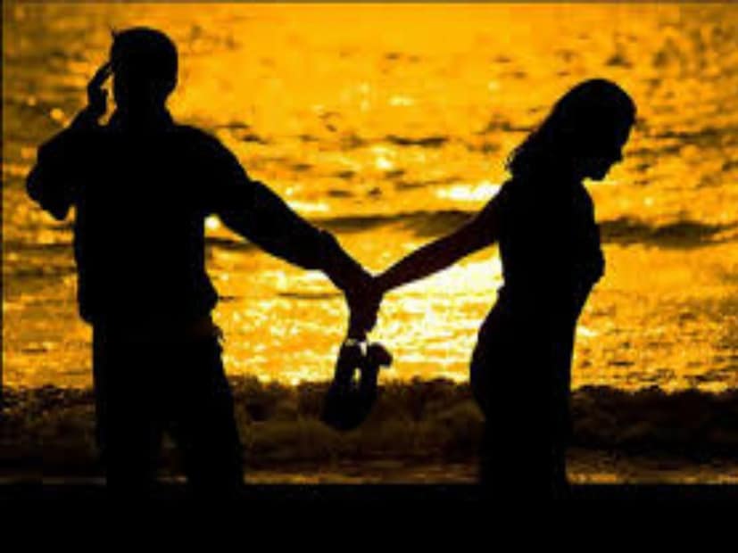 মীন: এই রাশির জাতক জাতিকাদের ক্ষেত্রে আবেগ তাদের হৃদয়কে নিয়ন্ত্রণ করে৷ এটা যে কোনও ব্যক্তির ক্ষেত্রেই দুর্দান্ত গুণ বলে বিবেচিত হয়। কিন্তু, এই গোচরের সময়ে এটি আপনার দুর্বলতা হয়ে উঠতে পারে। হঠাৎ করে যদি মনে হয় আপনার নিজের সঙ্গী নয়, নতুন ‘একজন’ই আপনাকে বেশি বুঝছে, তা বিভ্রান্তিকর হতে পারে৷ যদি নিজের সঙ্গীর সঙ্গে সম্পর্কে দূরত্ব বোধ করেন, তাহলে তা নিয়ে নিজের সঙ্গীর সঙ্গেই আলোচনা করুন৷ অন্য কারও সাথে নয়৷ 