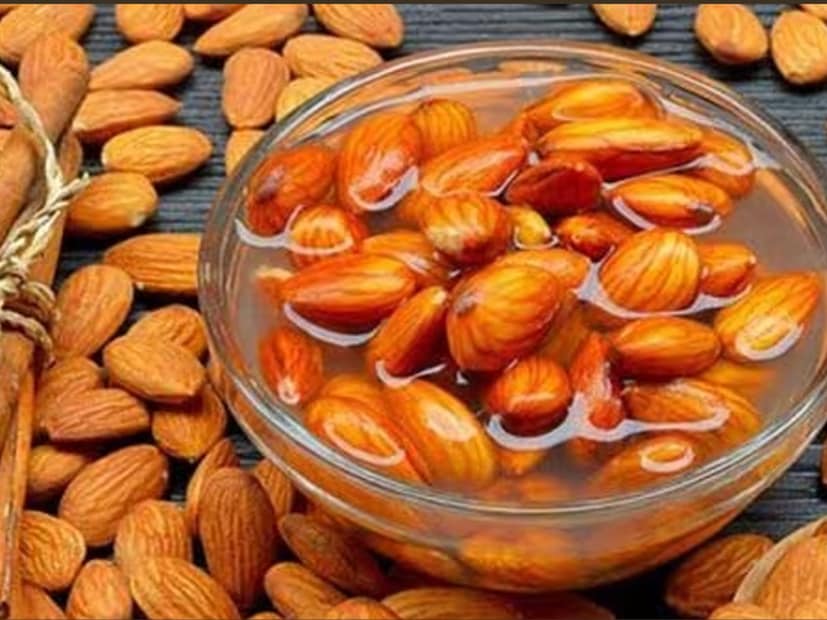 ভেজানো বাদাম খাওয়ার স্বাস্থ্য উপকারিতা: পুষ্টিকর ড্রাই ফ্রুটসের তালিকায় কাঠবাদাম অন্তর্ভুক্ত। কাজু এবং কিশমিশের পরে, আমন্ডই মানুষ সবচেয়ে বেশি খায়। এটি রোস্টেড খান এবং কেউ জলে ভিজিয়ে। আপনি কি জানেন যে জলে ভিজিয়ে বাদাম খাওয়া বেশি উপকারী৷ জলে ভিজিয়ে রাখার পরে, বাদামে উপস্থিত পুষ্টিগুণ দ্বিগুণ হয়ে যায়। আসুন জেনে নেওয়া যাক, ভেজানো বাদাম খাওয়ার পরে কী হয় এবং দিনে কতবার খাওয়া উচিত।