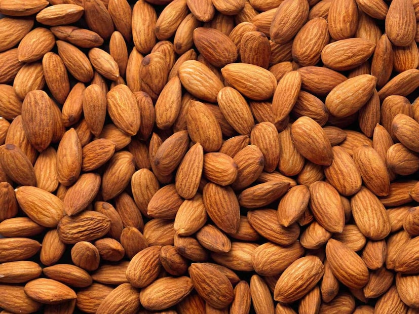 ডায়াবেটিস থাকলেও, আপনি ভেজানো বাদাম খেতে পারেন কারণ, এর গ্লাইসেমিক সূচক কম। এর স্বাস্থ্যকর ফ্যাট এবং ম্যাগনেসিয়ামের পরিমাণ রক্তে শর্করার মাত্রা স্থিতিশীল রাখতে সাহায্য করে। প্রতিদিন অল্প পরিমাণে ভেজানো বাদাম খেলে গ্লুকোজের মাত্রা নিয়ন্ত্রণে রাখা যায়।