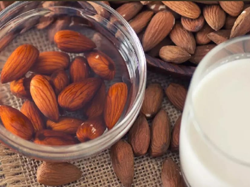 যদি আপনি ওজন কমাতে চান, তাহলে কাঁচা বাদাম খাওয়ার পরিবর্তে জলে ভিজিয়ে রাখা বাদাম খাওয়ার কথা বিবেচনা করুন। এতে ক্যালোরি বেশি, তবে পাঁচটি ভেজানো বাদাম খেলে ক্ষুধা কমাতে সাহায্য করতে পারে। এতে থাকা ফাইবার আপনাকে পেট ভরা রাখতে সাহায্য করে, অতিরিক্ত খাবার খাওয়া থেকে বিরত রাখে।